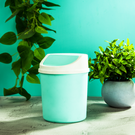 Desktop Trash Can with Swing Top Lid - Green / 1.3 l
